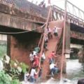 八卦群眾站在橋上圍觀女子跳河自殺，下一秒橋突然斷裂…群眾落水至少3人死亡！