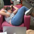 女學生在圖書館的銷魂睡姿被損友出賣後，一夕之間被惡搞大神P成了網紅！