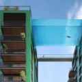 美國42層高樓懸空玻璃泳池網友：游泳全憑勇氣