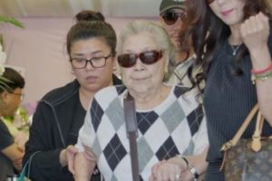 84歲素珠強忍著病痛「杵枴杖」悼豬哥亮：「老娘來送你了！」所有人聽到這一句都鼻酸了！