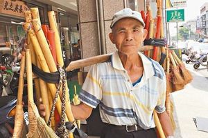 不花一毛錢行銷，80歲阿伯擔掃帚叫賣30年，品質好到大家搶著要，想買到卻只能靠緣份！