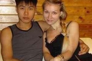 26歲小夥子娶了個俄羅斯漂亮洋媳婦，生完孩子後，小夥子哭了!