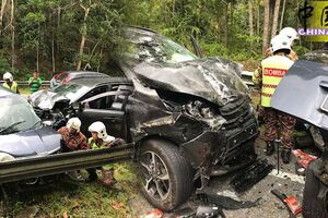 2車雨中相撞1學院生當場死7人傷