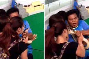 你還敢玩嗎？女遊客在泰國「親吻蛇」被反咬一口 訓蛇師嚇到尖叫...太恐怖了！