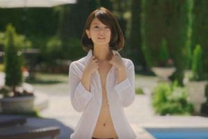 這支日本「女生即將把衣服脫掉」廣告已經讓很多人快被搞瘋了......