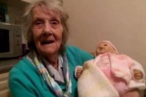 有洋蔥！奶奶失智之後，我送了一個嬰兒娃娃給她，接下來奶奶的舉動，我一輩子都沒辦法忘記...