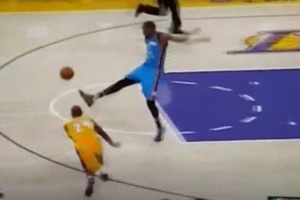 Kobe助攻竟打出違反人體工學「旋轉球」，異常打法讓Durant用腳也擋不住!