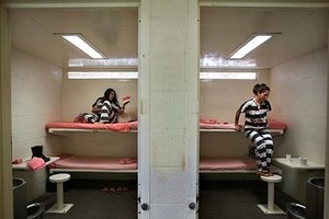  為什麼美國監獄要嚴格控管女囚犯用衛生棉？背後竟藏著泯滅人權的驚人原因！