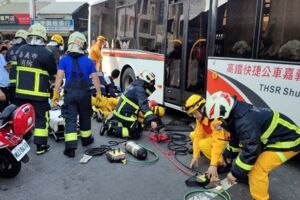 嘉義公車擦撞機車 女騎士遭捲入車底命危