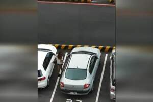 拉車門怪客出沒火車站！驚見「詭異揮手」