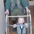 老奶奶扶助行器行走小孫子突然闖進來，拍下畫面讓媽媽珍藏一輩子