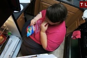 遭遇可憐的276公斤人妻發現自己胖到快變廢人後，她1年內的巨變讓她終於可以第一次和丈夫行房！
