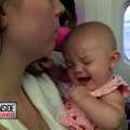 她的寶寶在飛機上哭鬧不止吵到隔壁的乘客時，對方的要求讓她永遠都無法忘記這樣的經歷…