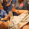 產婦強忍痛楚，竟直接用雙手將小嬰兒拉出！