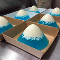 台灣店家推出「夏日限定藍色富士山」甜點，就算搶不到也還有讓人心情愉悅的彩色甜品！