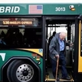 86歲的爺爺 最後一天 上班搭公車，一上車 看到的景象讓他 感動得流下淚來...