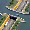 荷蘭人不想墨守成規建平凡的橋樑在河面上，於是在腦洞大開之下竟然想出打破常規的狂設計！
