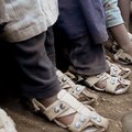這名男子發明「會長大的鞋子」，解救3億無鞋可穿的落後地區孩子！