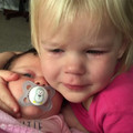 睡醒後大哭的美國女童 看到妹妹瞬間換臉：我太愛她啦!