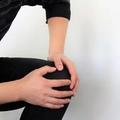 學會這四個動作，輕鬆緩解膝蓋疼痛！