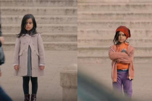 「同一名女童不同的外貌」在街頭徬徨無措，路人們的反應讓人看到了這個世界的殘酷！