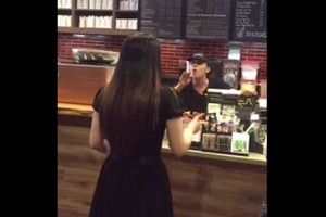 這位星巴克女店員因為一根吸管，大罵一位華裔女顧客...最後令自己失去工作。