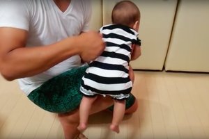 在寶寶的背部輕輕一壓，寶寶做出可愛又爆笑的反射動作！視頻爸爸都玩上癮了！