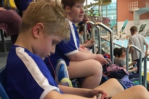 9歲小男孩游泳比賽得第一卻慘遭「沒收金牌」，理由是「游太快」？！網友怒轟：怎麼不沒收全世界的金牌！