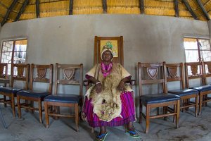 穿人字拖非洲女王 管55個村這是她的會議場