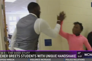 不如跳舞！美國教師與學生另類打招呼視頻走紅！