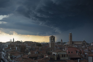 暴風雨前奏！威尼斯上空雨雲滾滾而來！