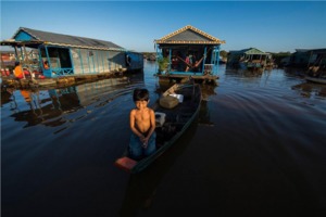 他們住在水上，沒有國籍沒有土地，食物來自遊客贈舍