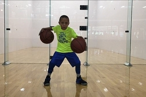 美7歲籃球神童花式炫技 精湛球技堪比球星