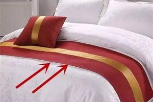 酒店的床尾為什麼都放一塊布？答案很科學