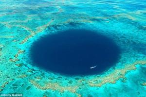 澳大利亞白日夢島200公里處 現神秘「藍洞」猶如大海的眼睛