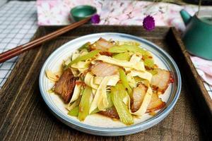 【芹菜豆皮炒臘肉】滋味也好贊，嘗嘗看嘍！