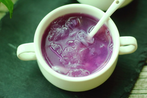 好喝看得見的紫薯銀耳百合湯，清熱又潤肺，適合經常炖給家人喝！