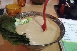 日本最濃郁湯頭的拉麵出現啦！湯匙插入竟然完全不會倒？！網友:好想吃吃看(8P)