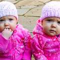 雙胞胎寶寶為奶嘴搶奪，逗趣的模樣超可愛！視頻/組圖