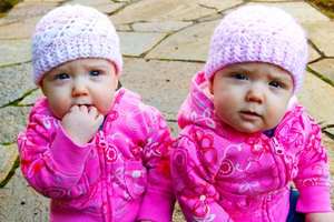 雙胞胎寶寶為奶嘴搶奪，逗趣的模樣超可愛！視頻/組圖