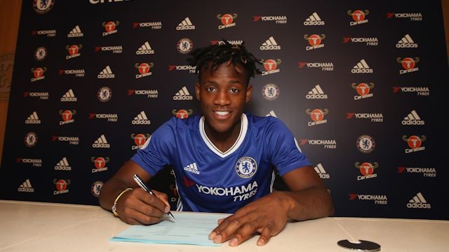 batshuayi-signs.img.png