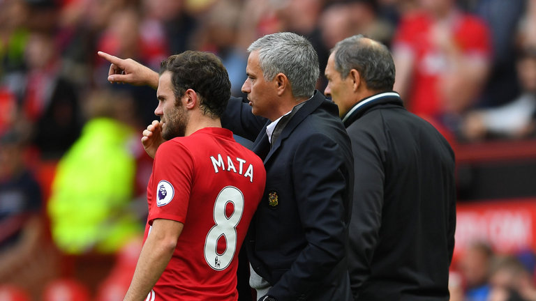 juan-mata-jose-mourinho-manchester-united_3796043.jpg