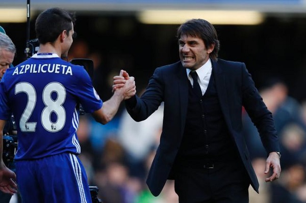 antonio-conte-cesar-azpilicueta-ADRIAN-DENNIS-Getty-Images.jpg