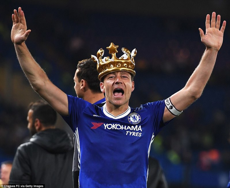 405E0FCE00000578-0-John_Terry_wears_a_toy_crown_as_Chelsea_celebrate_their_title_tr-a-101_1494965983578.jpg