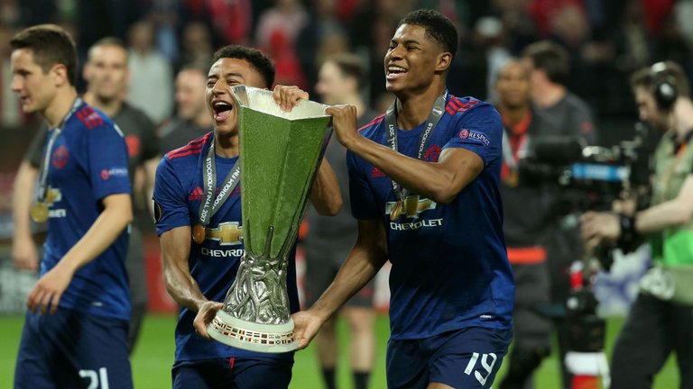 skysports-jesse-lingard-marcus-rashford-uefa-cup-europa-league-final-trophy_3968111.jpg