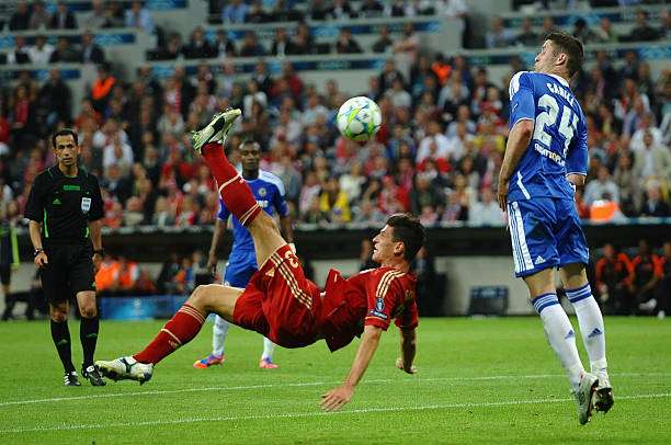 mario-gomez-of-fc-bayern-muenchen-takes-an-overhead-kick-while-gary-picture-id144792892-800.jpg