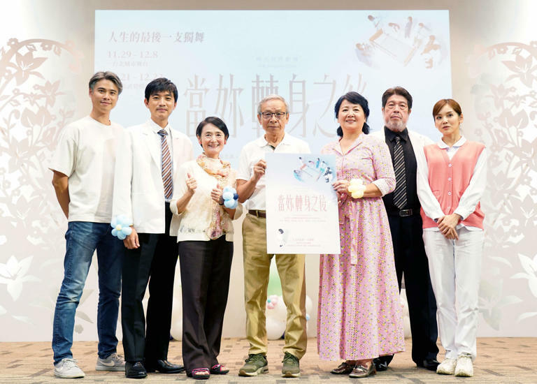 左起導演吳定謙、演員曾少宗、譚艾珍、劇本改編吳念真、演員王琄、羅北安、張靜之。（圖／綠光劇團提供，張大魯攝影）