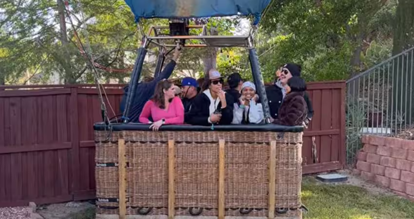 在家看電視突傳敲門聲!開門驚見後院降下「13人熱氣球」 屋主傻眼:這啥情況