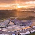 【基隆景點】2016新景觀 4百萬寶特瓶打造梵谷油畫星空草原