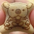 這裡面還是包巧克力嗎..？日本網友竟發現有猥褻動作的小熊餅乾！露出這根是什麼啦！ 